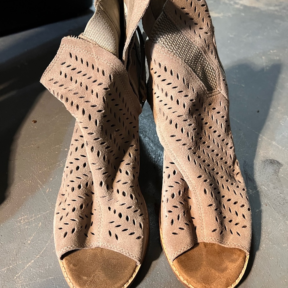 Tom’s Women's Tan Peep-Toe Ankle Boots